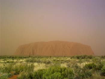 und das ist der gleiche geile Stein an einem wolkenlosen Tag in mitten eines Sandsturmes