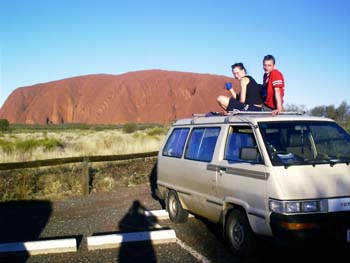 wir zwei auf unserem Van mit ner Tasse Wein in der Hand und Blick auf Ayers Rock