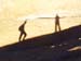 unsere beiden Schatten beim erklimmen des Ayers Rock